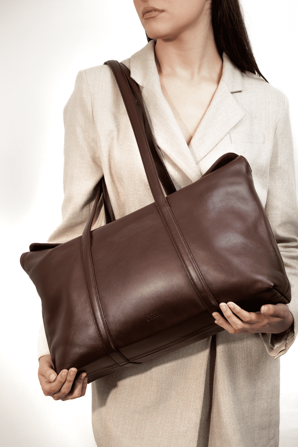 PEER CARTERA SADE MARRON MODELO FRONTAL SUJETADO