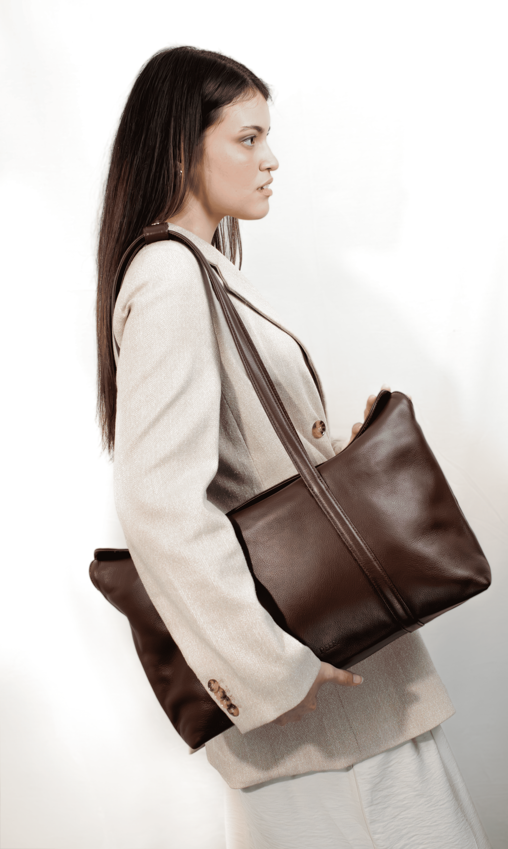 PEER CARTERA SADE MARRON MODELO LATERAL SUJETADO
