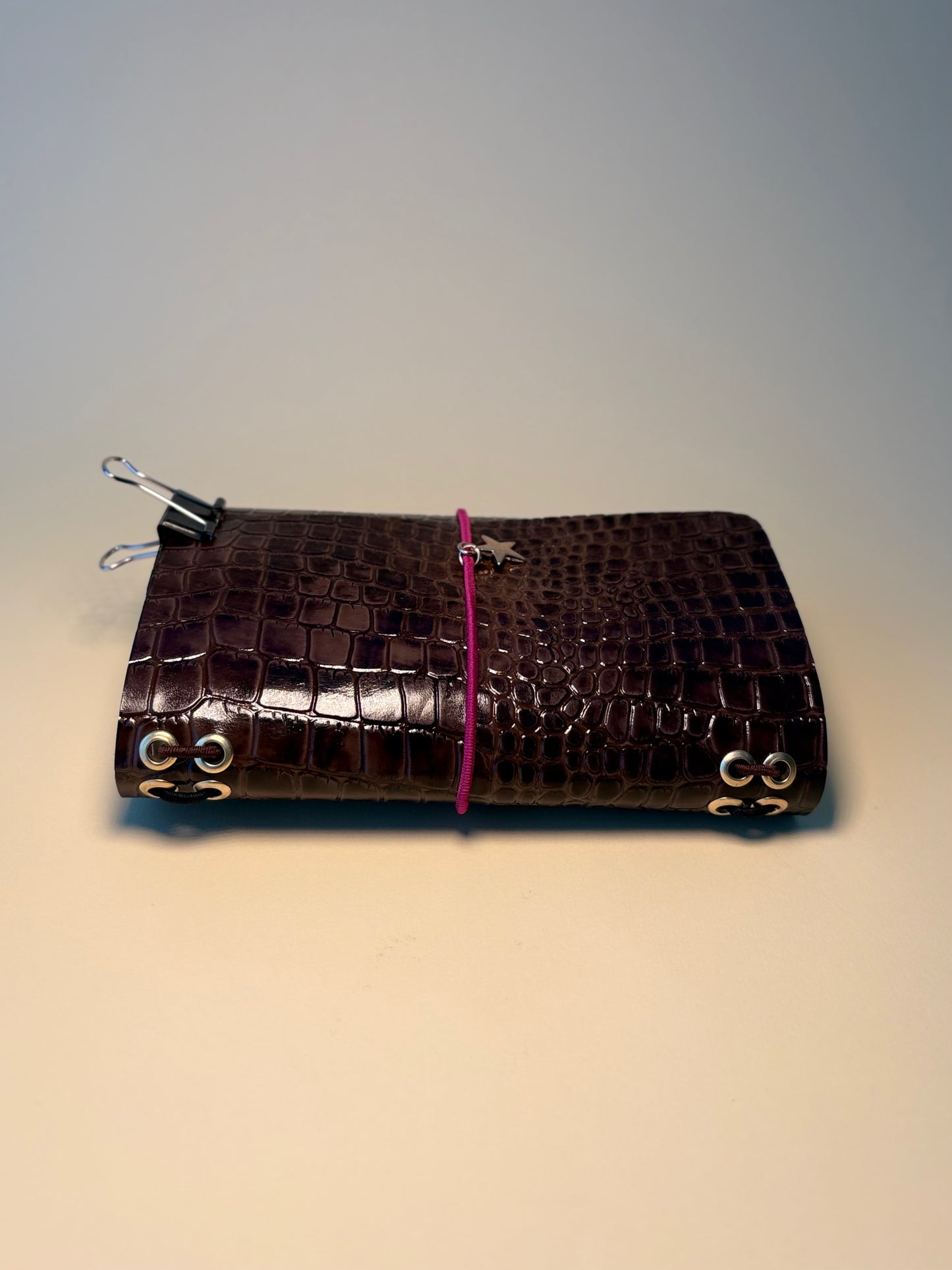 ELEONOR CROCO MARRON A6